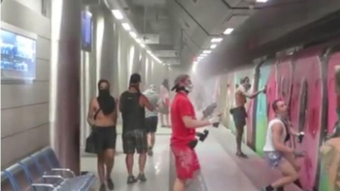 20 young Germans vandalized a subway train in Athens! (PHOTOS)