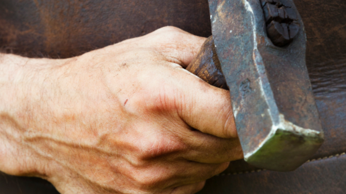 Σκότωσε τα δύο παιδιά του με σφυρί και αυτοκτόνησε λόγω οικονομικών προβλημάτων