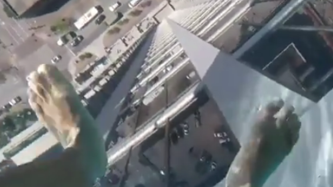 Bottomless sky-pool is scary! (video-photos)
