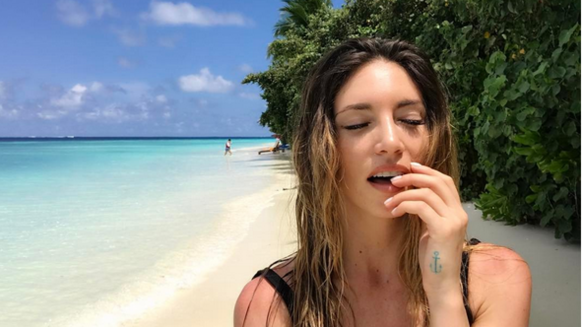 Αθηνά Οικονομάκου: Σε παραλία στις Μαλδίβες
