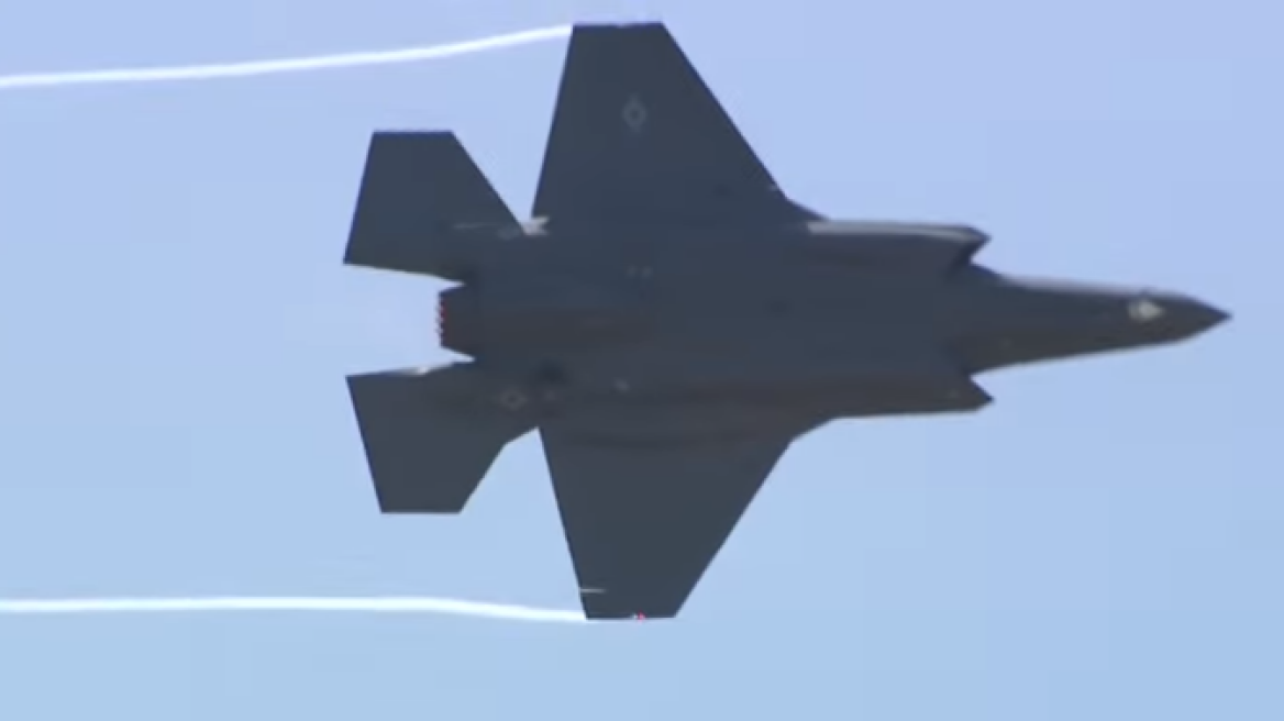 The F-35 aerial demonstration in the 2017 Paris Air Show! (AMAZING VIDEO)