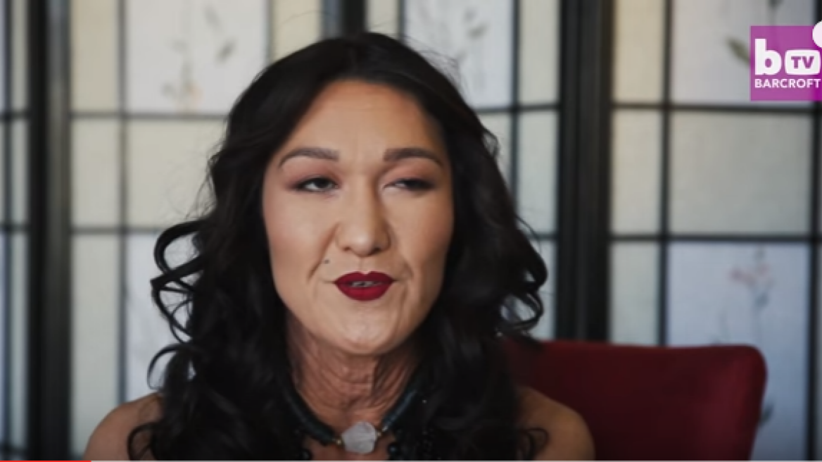 26-year-old woman proudly shows off her wrinkles! (video)