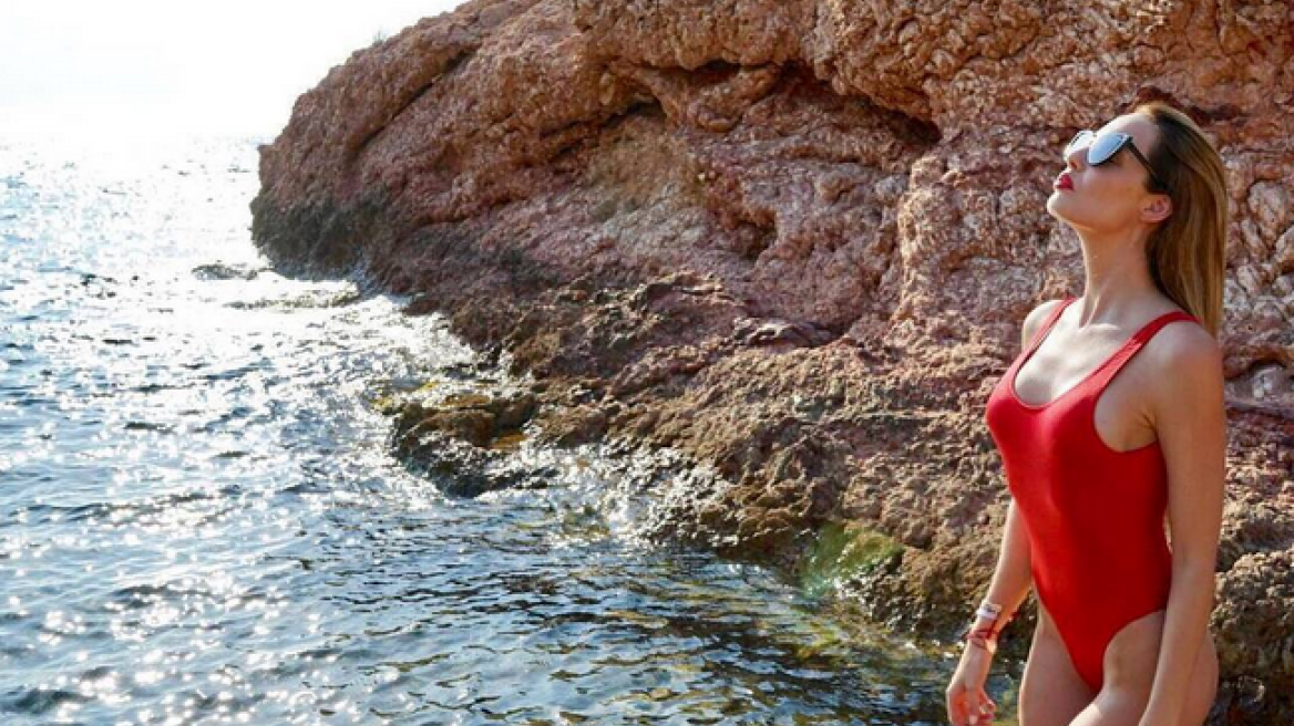 H Αντωνία Καλλιμούκου με κόκκινο μαγιό αλά Baywatch