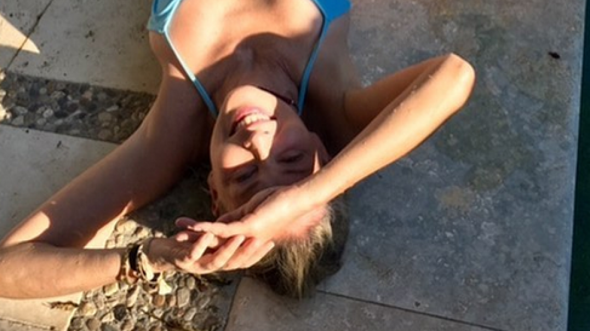 Εντυπωσιάζει η 59χρονη Σάρον Στόουν με μπικίνι