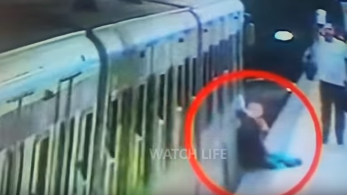 Βίντεο-σοκ: Συρμός σέρνει γυναίκα, ενώ ο οδηγός... γευματίζει!