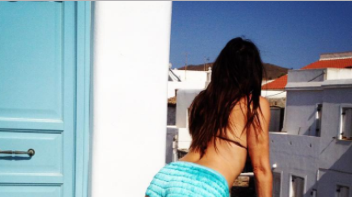 Maggie shows off her assets…(photo)