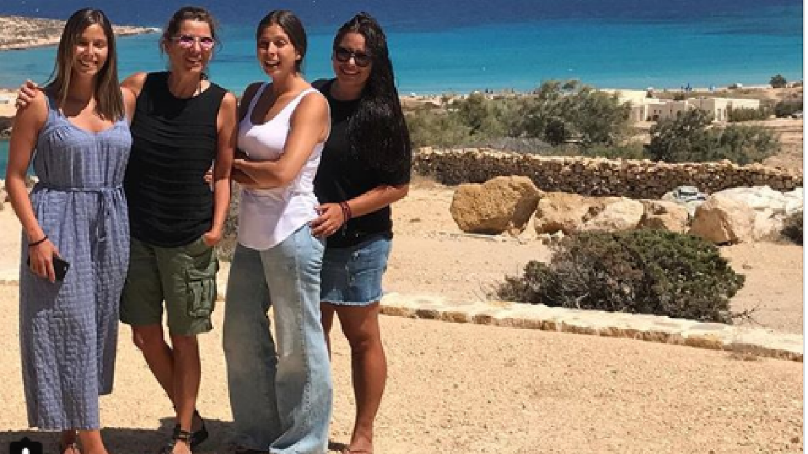 Πόπη Τσαπανίδου: Η φωτογραφία με τις κόρες της στα Κουφονήσια