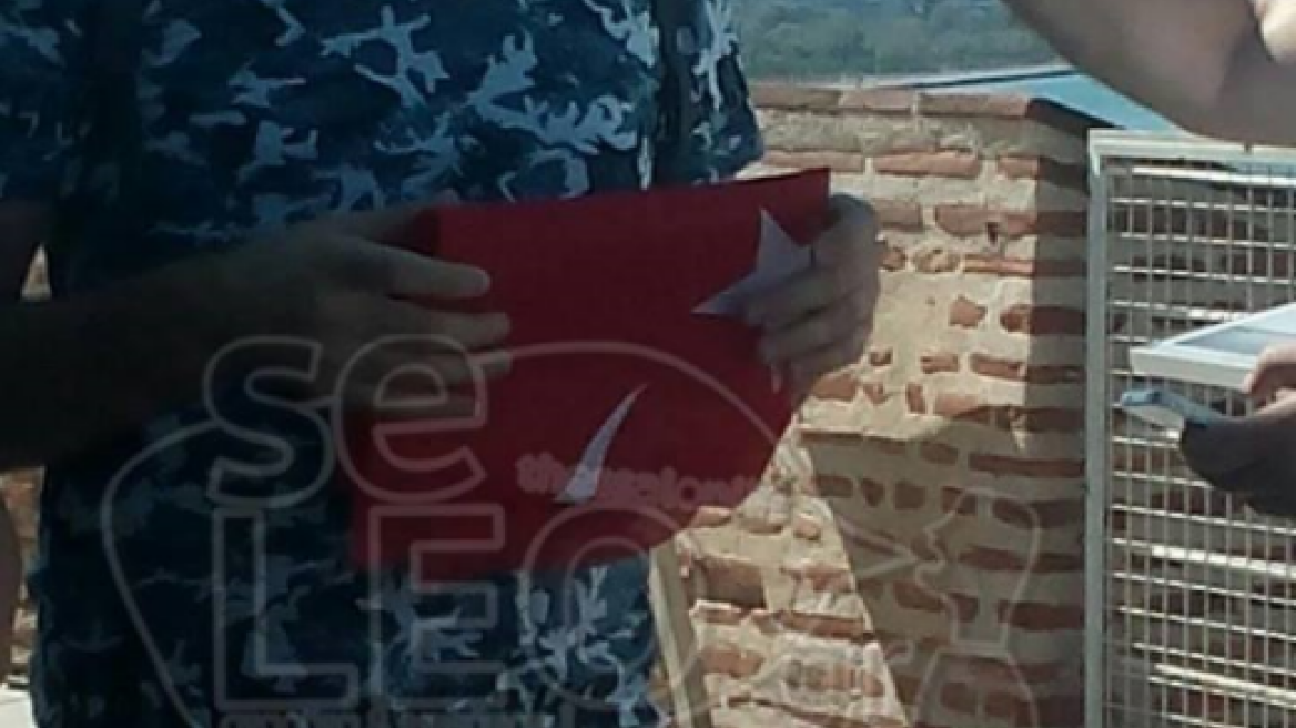  Turks attempt to raise the Turkish flag on Thessaloniki’s White Tower! (PHOTOS)