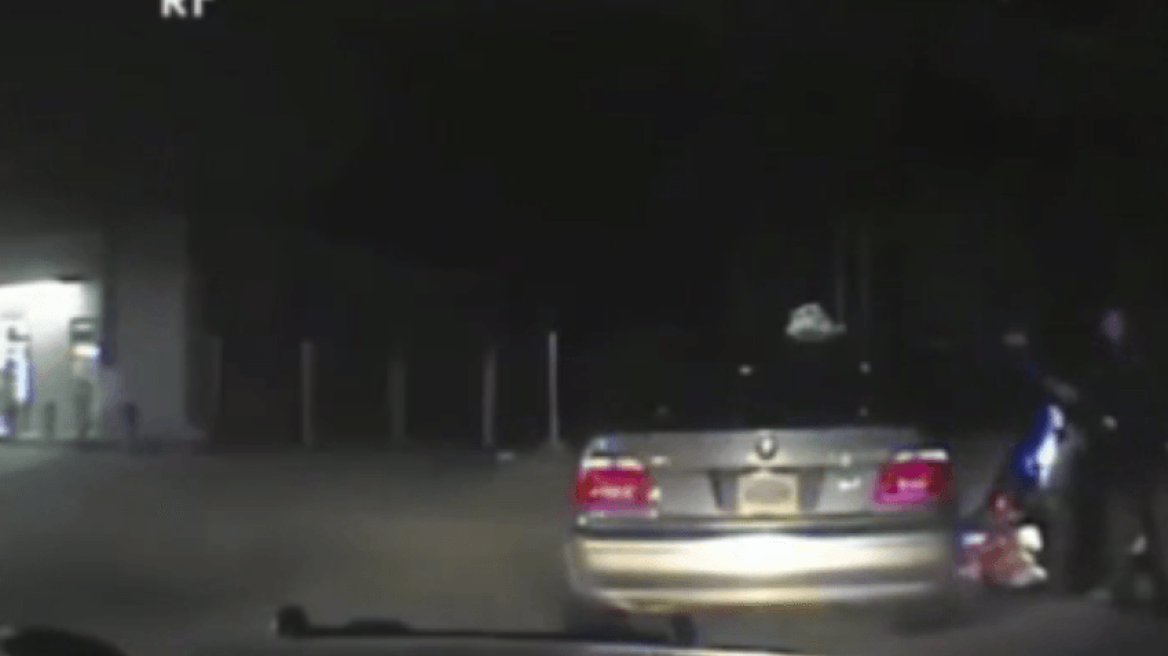 Σάλος με βίντεο που δείχνει αστυνομικούς να ψάχνουν επί... 11 λεπτά τον κόλπο μαύρης φοιτήτριας