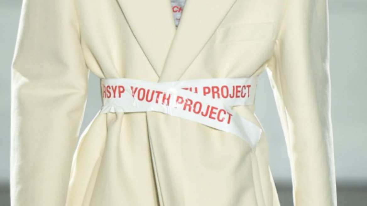 Ο Raf Simons θέλει να ξοδέψετε 170 ευρώ για μια κολλητική ταινία με την υπογραφή του