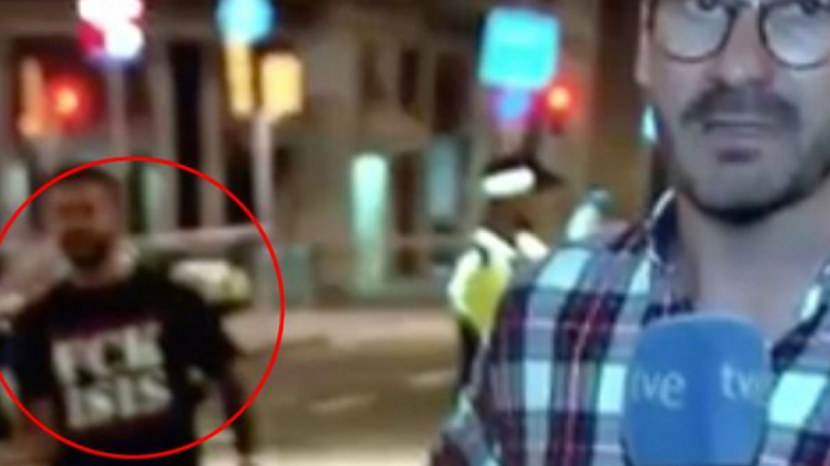 Εισέβαλε σε live μετάδοση για το μακελειό στη Βαρκελώνη, φορώντας μπλουζάκι «FCK ISIS» 
