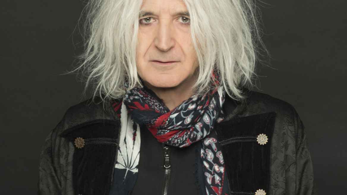 O Νίκος Καρβέλας παίζει με τα εγγόνια του