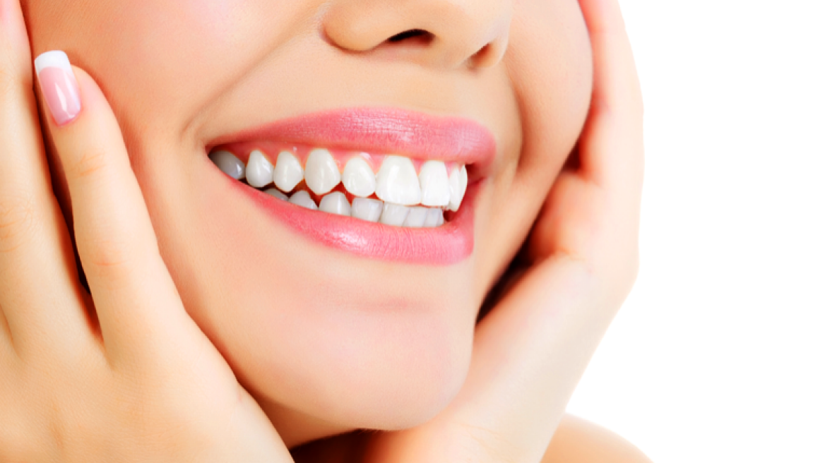 Είχε άδεια κομμωτηρίου, αλλά... έκανε λεύκανση δοντιών