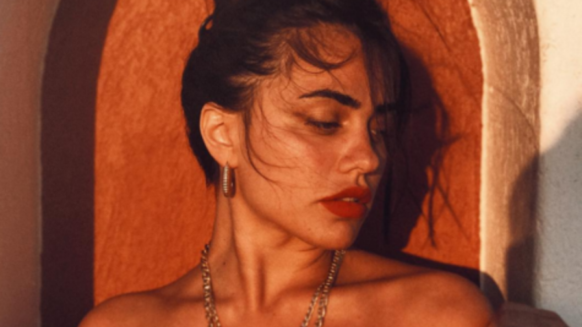 H Κόνυ Μεταξά έβαλε τα τακούνια της και πήγε λαϊκή