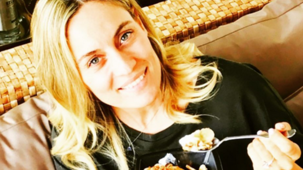 Η Ελεονώρα Μελέτη μας δείχνει πρώτη φορά τη φουσκωμένη κοιλίτσα της