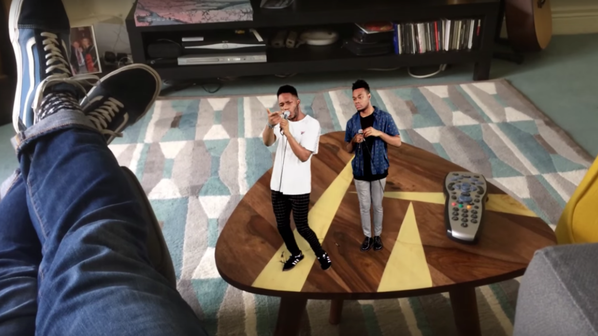 «Firstage»: Μετατρέψτε το σαλόνι σας σε σκηνή συναυλίας