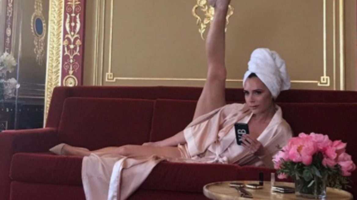 H Victoria Beckham τρέχει στο διάδρομο με τακούνια