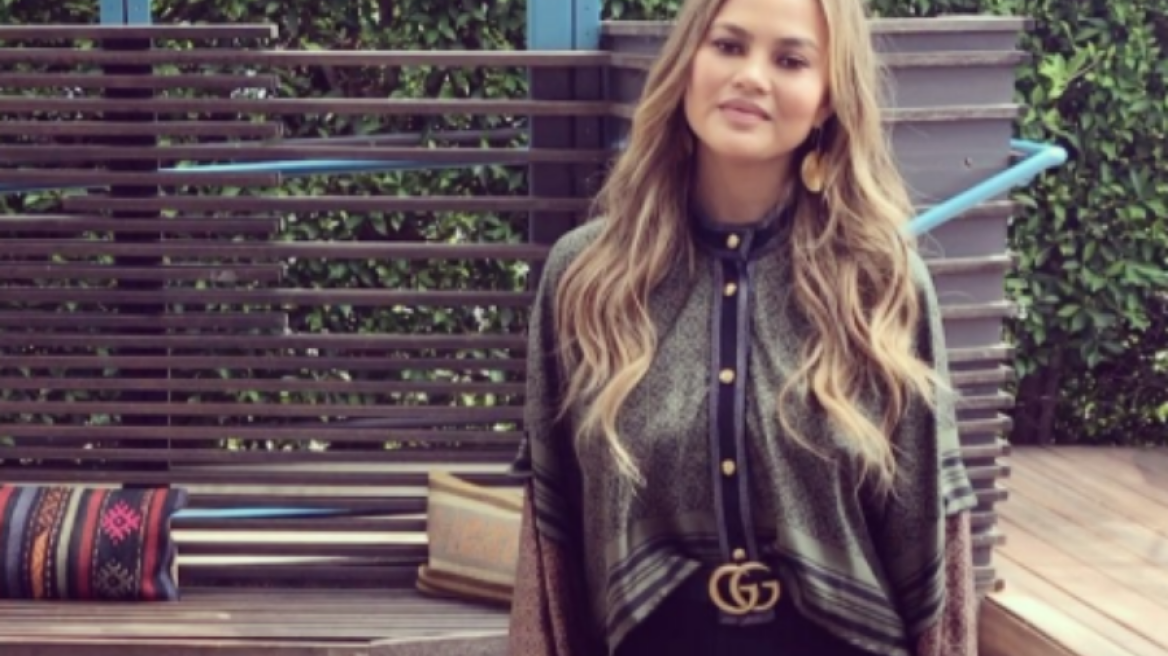 H Chrissy Teigen φόρεσε Christos Costarellos