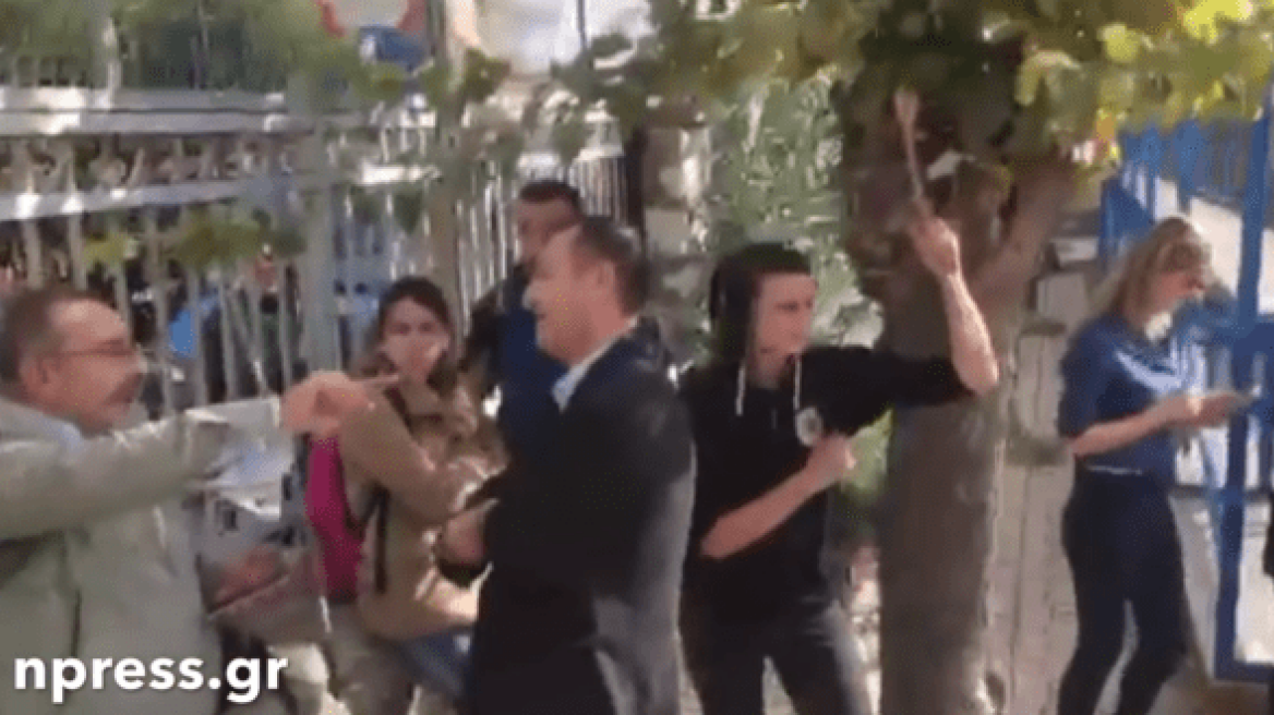 1ο Λύκειο Ναυπάκτου: Μαθητές κλείδωσαν τον διευθυντή μέσα στο σχολείο