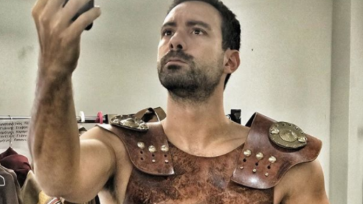 Ο Σάκης Τανιμανίδης παραδίδει μαθήματα ιστορίας