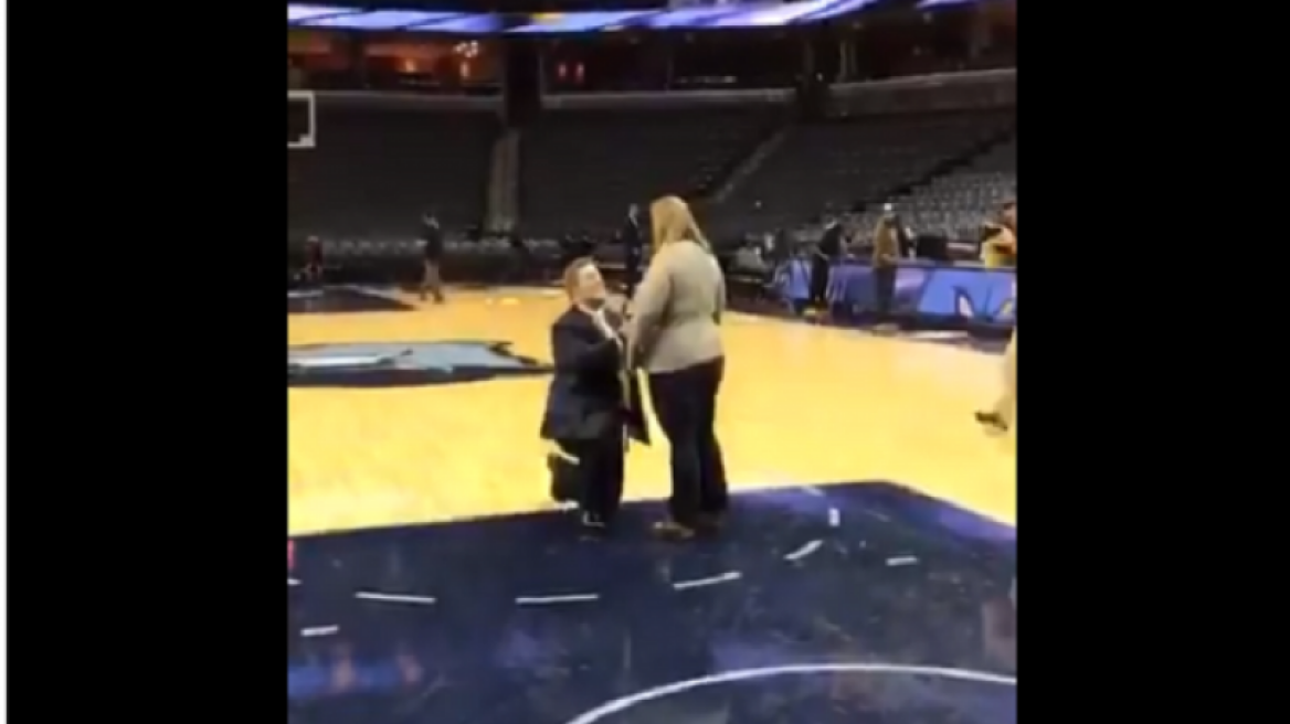 Βίντεο: Πρόταση γάμου στο... άδειο γήπεδο των Γκρίζλις!