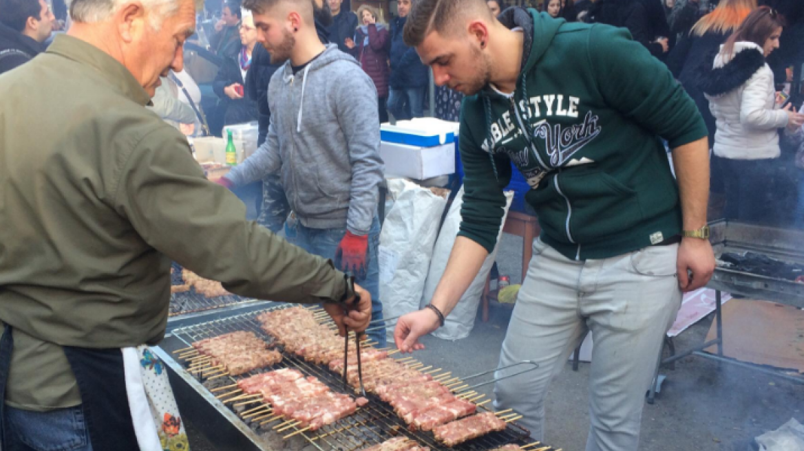 Βίντεο: Με ψησταριές, κλαρίνα και χορούς αποχαιρετούν οι Θεσσαλονικείς το 2017