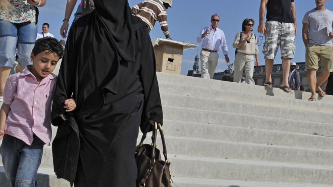 Η Αυστρία σχεδιάζει να απαγορεύσει από το καλοκαίρι τη μαντίλα σε πεντάχρονες μαθήτριες