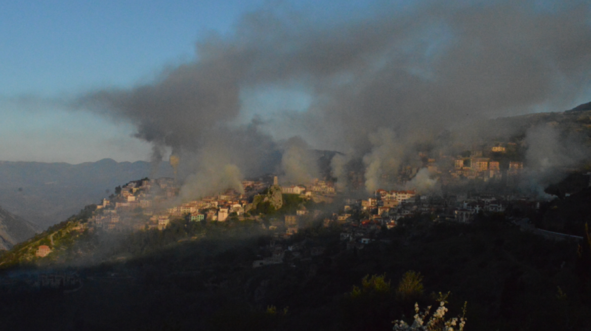 Φωτογραφίες: Η Αράχωβα χάθηκε στους καπνούς από το ψήσιμο των αρνιών