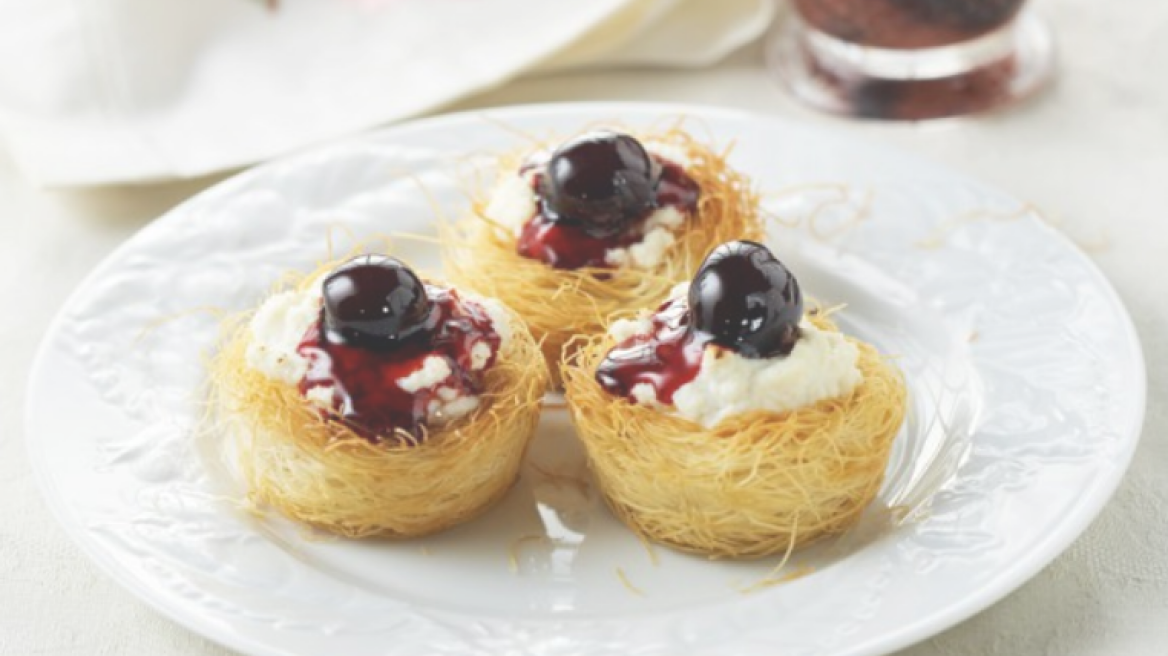 Ατομικά κιουνεφέ με ανθότυρο και βύσσινο