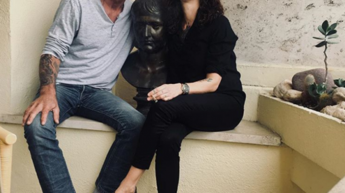 Ο Άντονι Μπουρντέν μάς συστήνει την κατά 20 χρόνια μικρότερη σύντροφό του