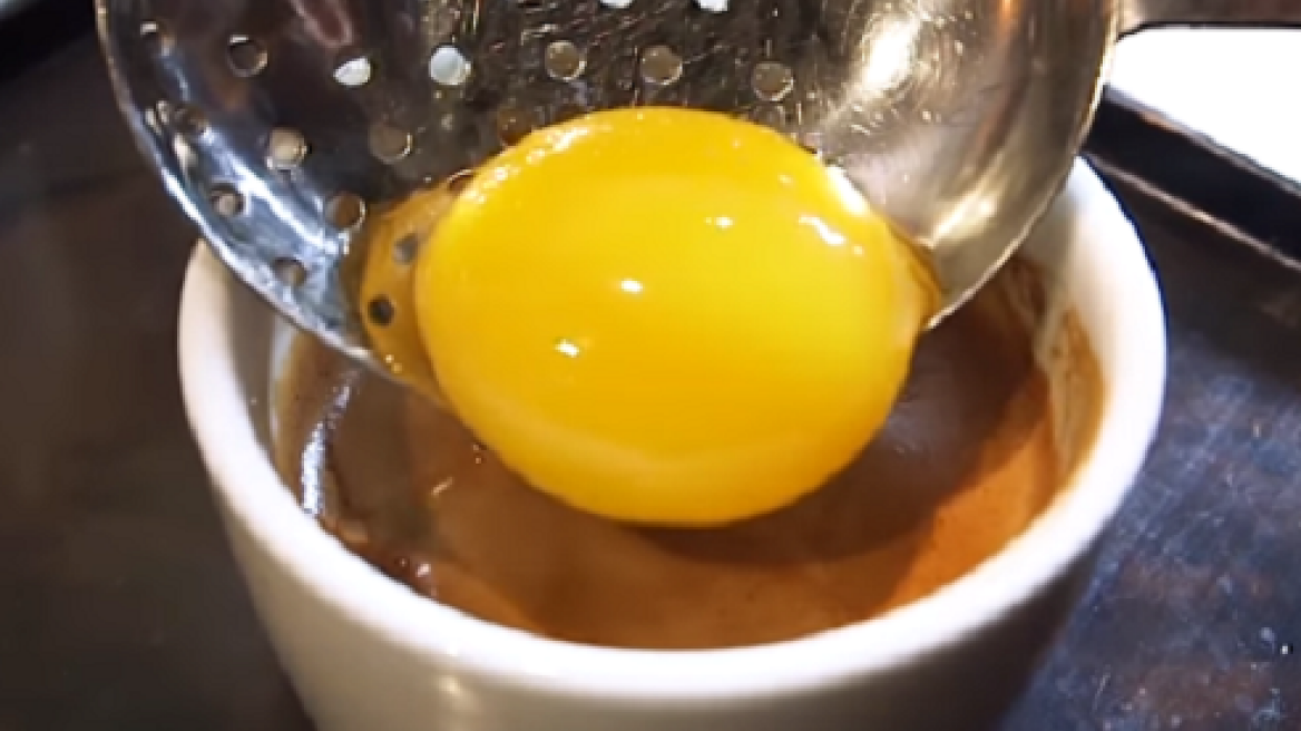 Εσύ θα έβαζες… αβγό στον καπουτσίνο σου;