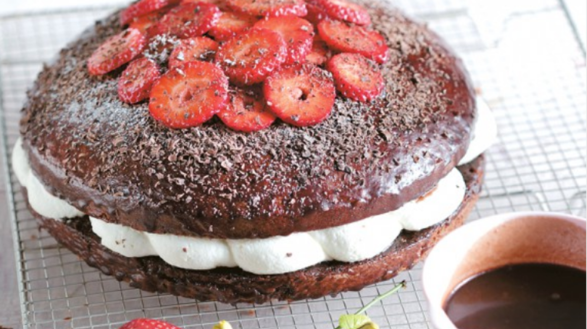 Βραστό κέικ με κρέμα και φράουλες