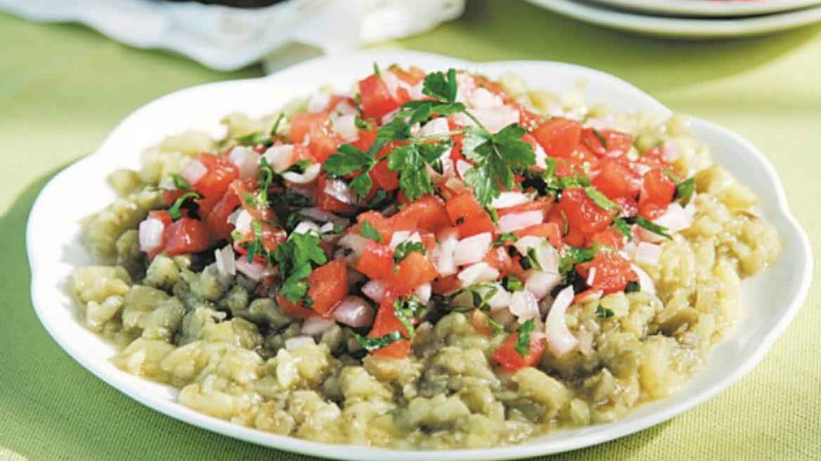 Σαλάτα με ψητές μελιτζάνες, ντομάτα και θυμάρι