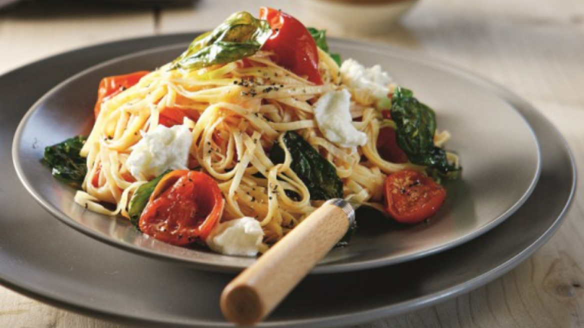 Ταλιολίνι με ψητά ντοματίνια και τηγανητό βασιλικό