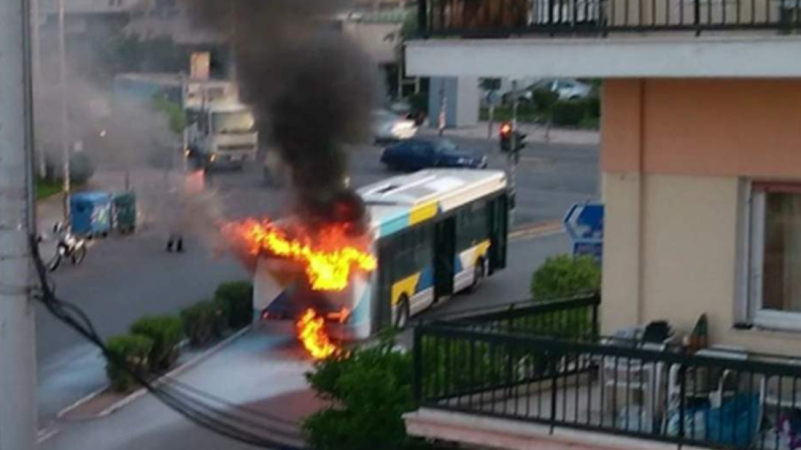 Φωτογραφία: Φωτιά σε λεωφορείο στη Νίκαια