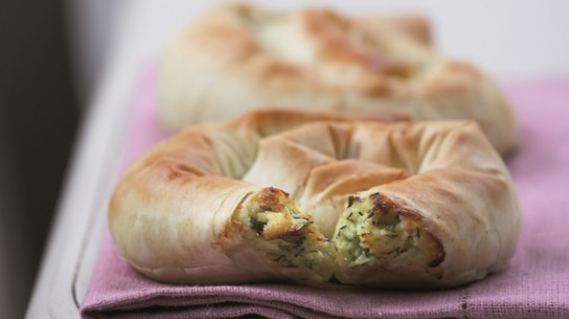 Στριφτοπιτάκια με λευκά τυριά και κολοκυθανθούς