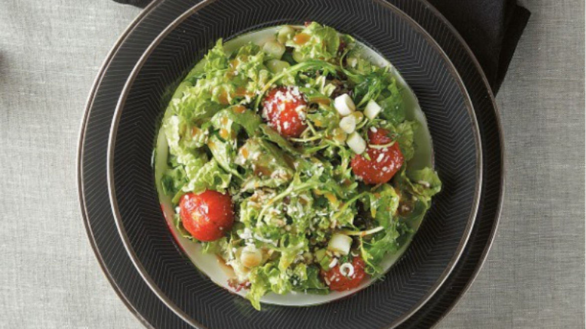Πράσινη σαλάτα με γραβιέρα και ντοματίνια ψημένα