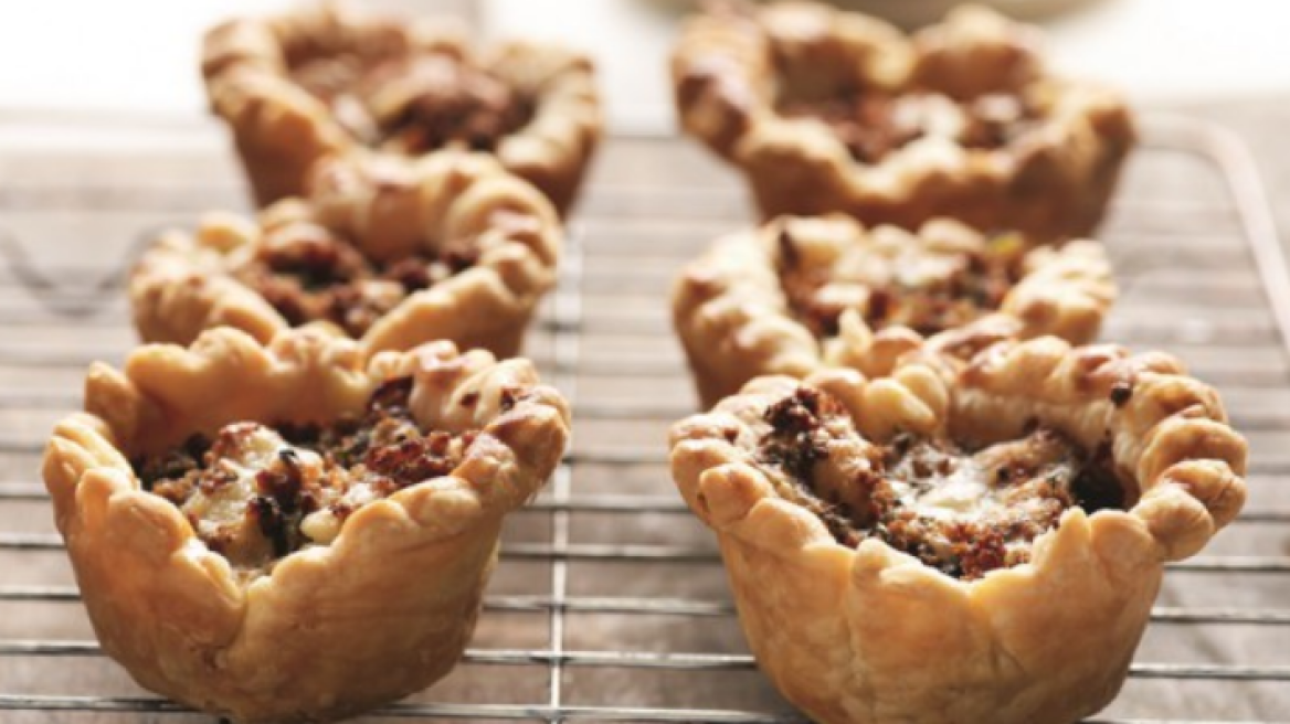 Γεμιστά πιτάκια με αρνίσιο κιμά και τυρί