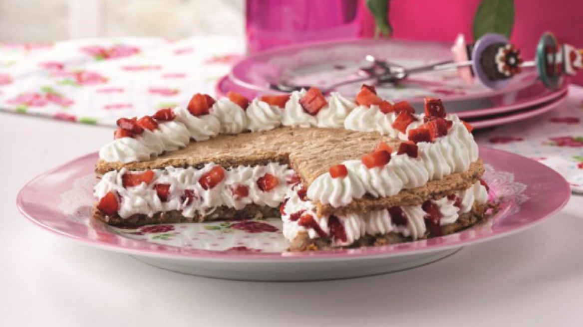 Τούρτα dacquoise καρύδας με κρέμα σαντιγί και φράουλες