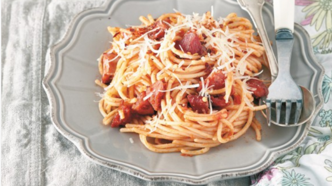 Σπαγγέτι με πικάντικη σάλτσα ντομάτας και σύγκλινο