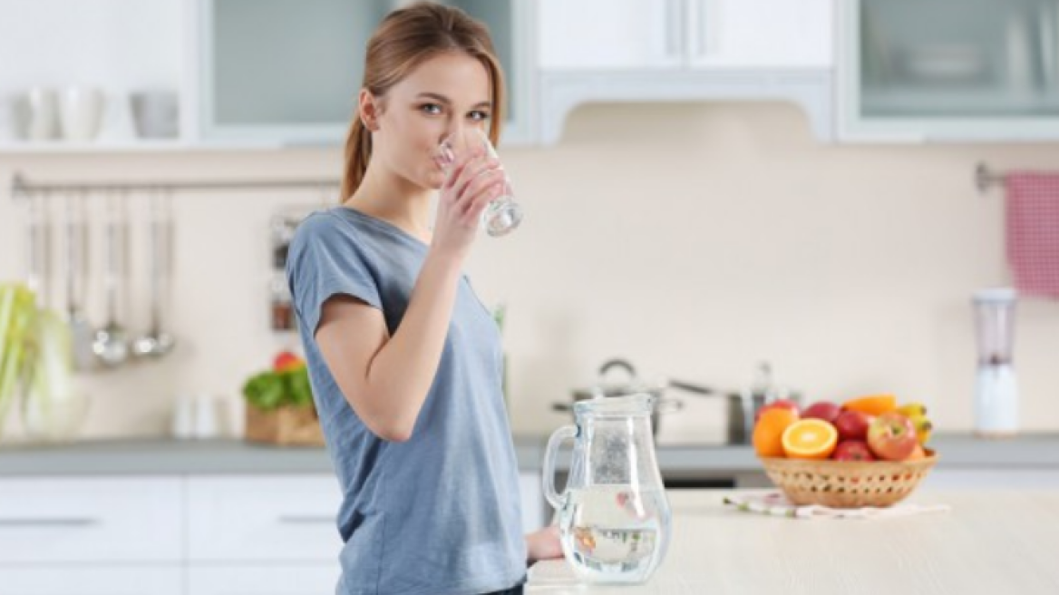 Πείτε αντίο στην κατακράτηση υγρών με 10 απλά τρικ