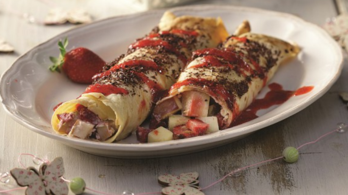 Κρέπες με φρούτα εποχής και σάλτσα φράουλας