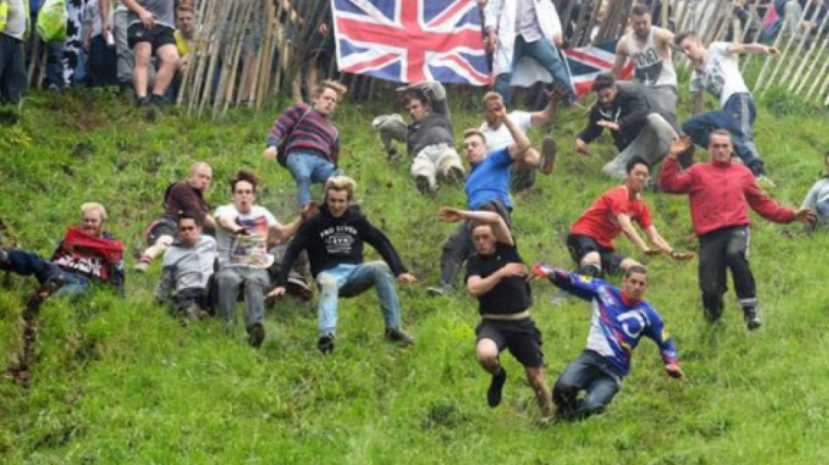 Δεκάδες Βρετανοί ποδοπατήθηκαν σε κατηφόρα για… ένα κεφάλι τυρί