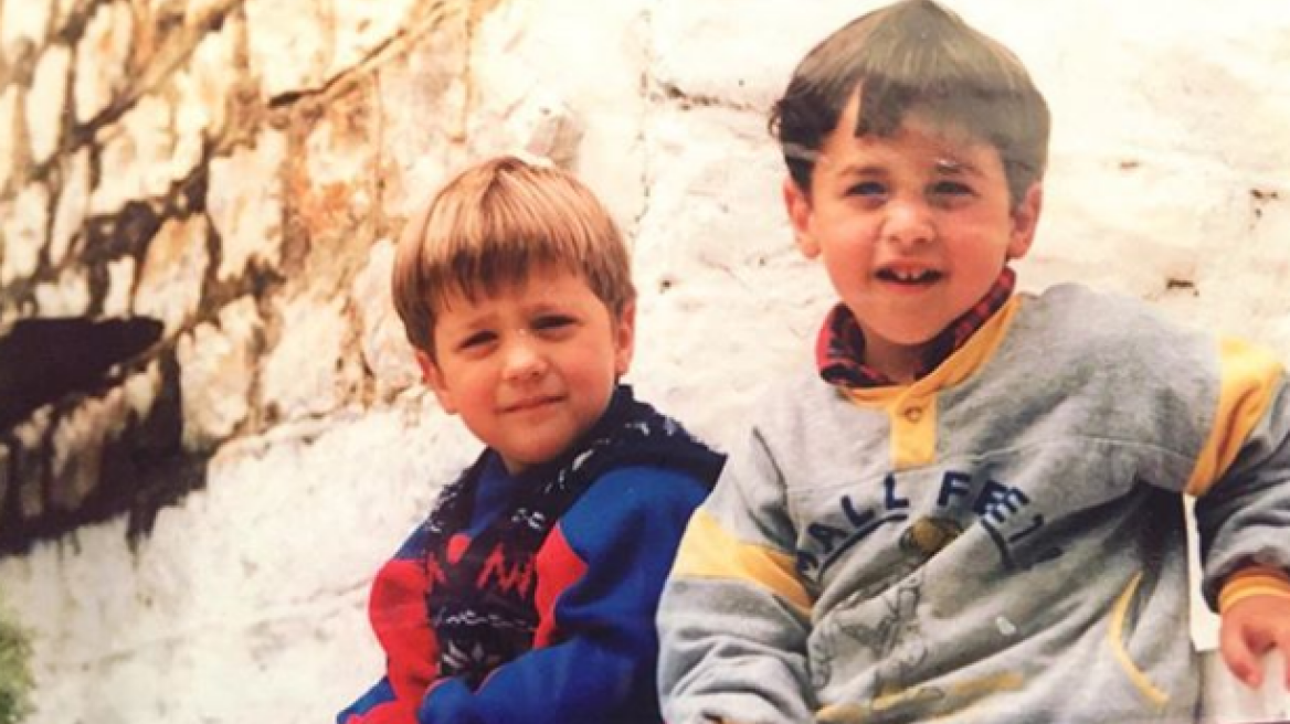 Κωνσταντίνος Αργυρός: Η φωτογραφία με τον αδερφό του