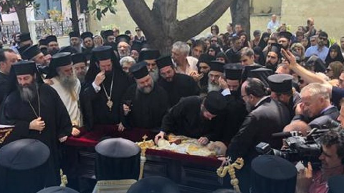 Πλήθος κόσμου στην κηδεία του Μητροπολίτη Λαρίσης και Τυρνάβου