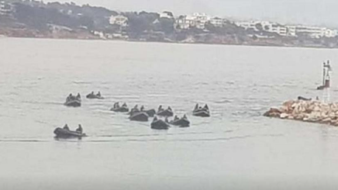 Βατραχάνθρωποι στη θάλασσα της Ραφήνας για τον εντοπισμό αγνοουμένων