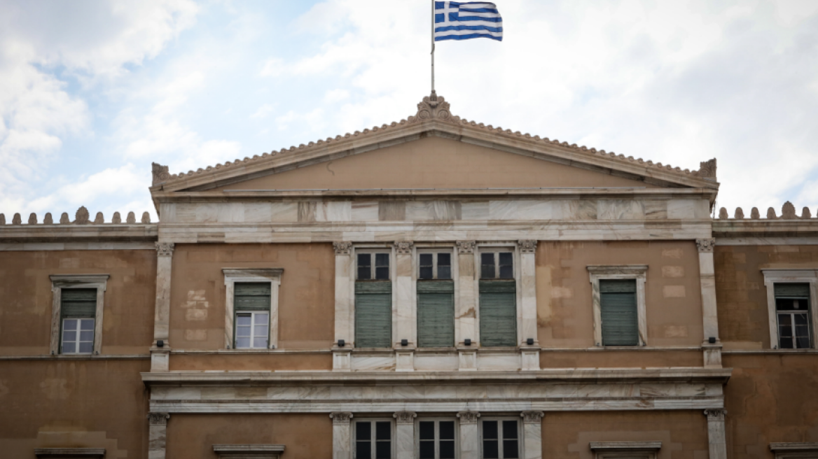 Μεσίστια η σημαία στη Βουλή με εντολή του προέδρου της Βουλής