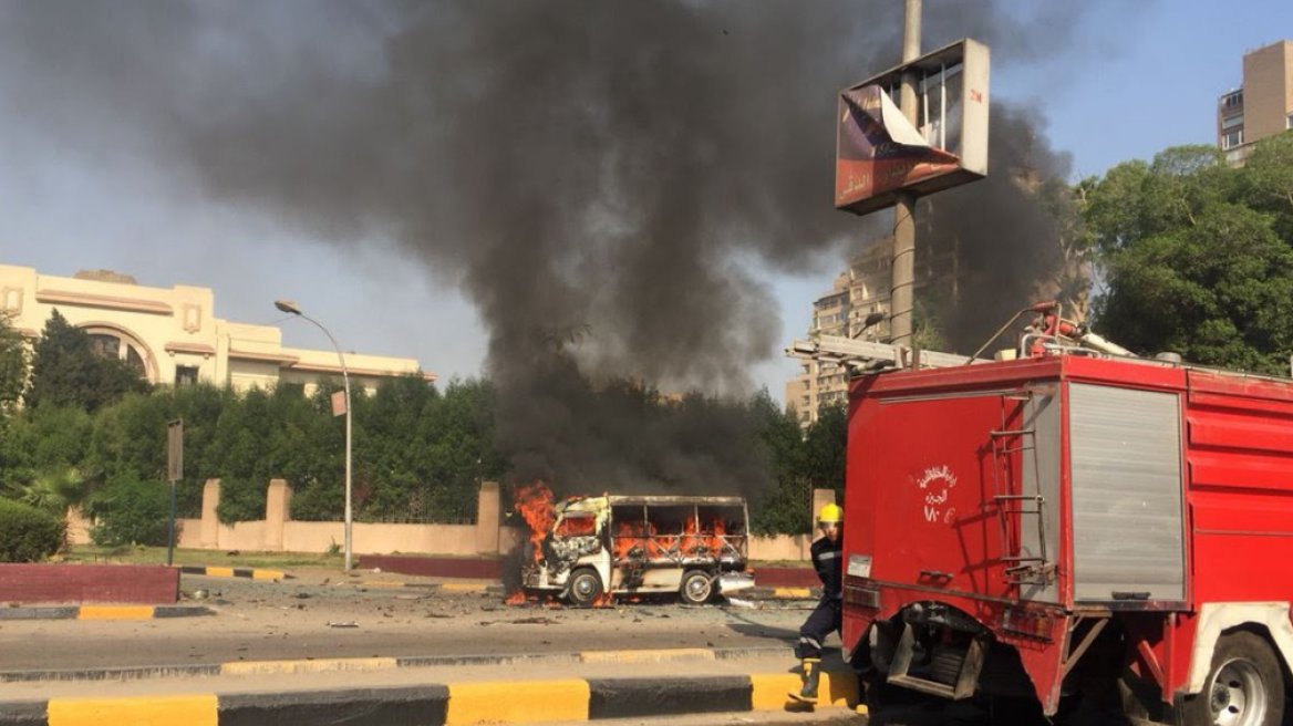 Φωτογραφία: Αυτοκίνητο εξερράγη στο κεντρικό Κάιρο