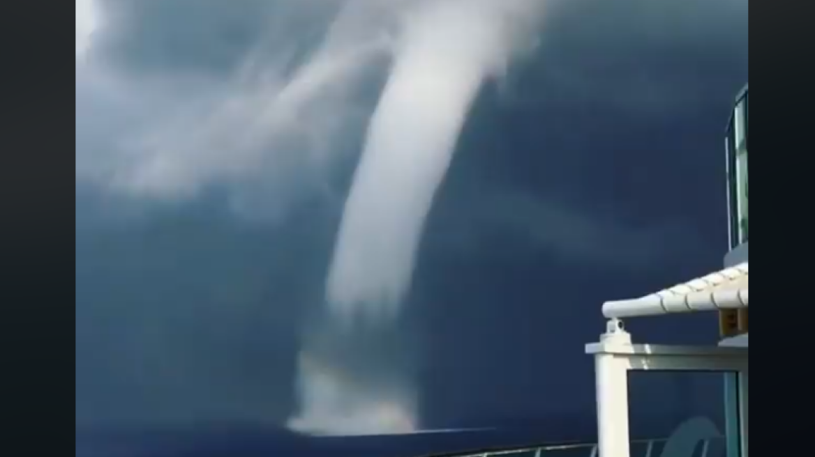Εντυπωσιακό βίντεο: Υδροστρόβιλος «τέρας» σχηματίστηκε στη Σαντορίνη