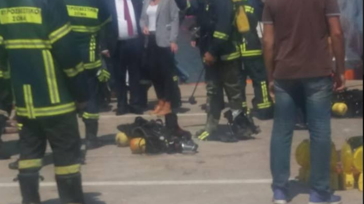 Κουβέλης και Κουρουμπλής στο λιμάνι Πειραιά για το φλεγόμενο «Ελευθέριος Βενιζέλος» 